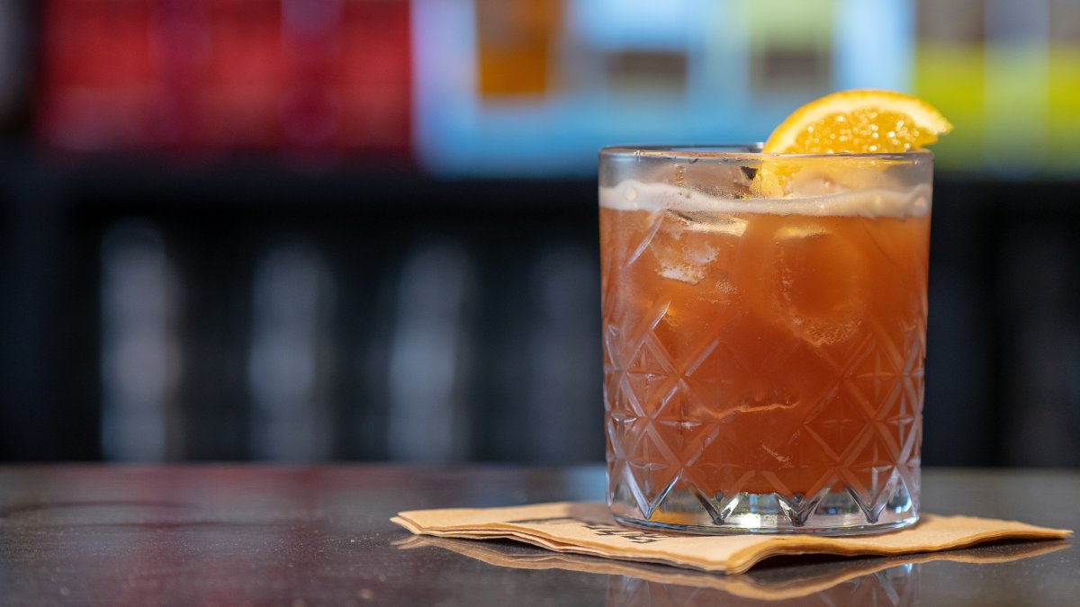 Os gelos saborizados, populares nos drinks, podem esconder açúcar e aditivos que aumentam as calorias da bebida