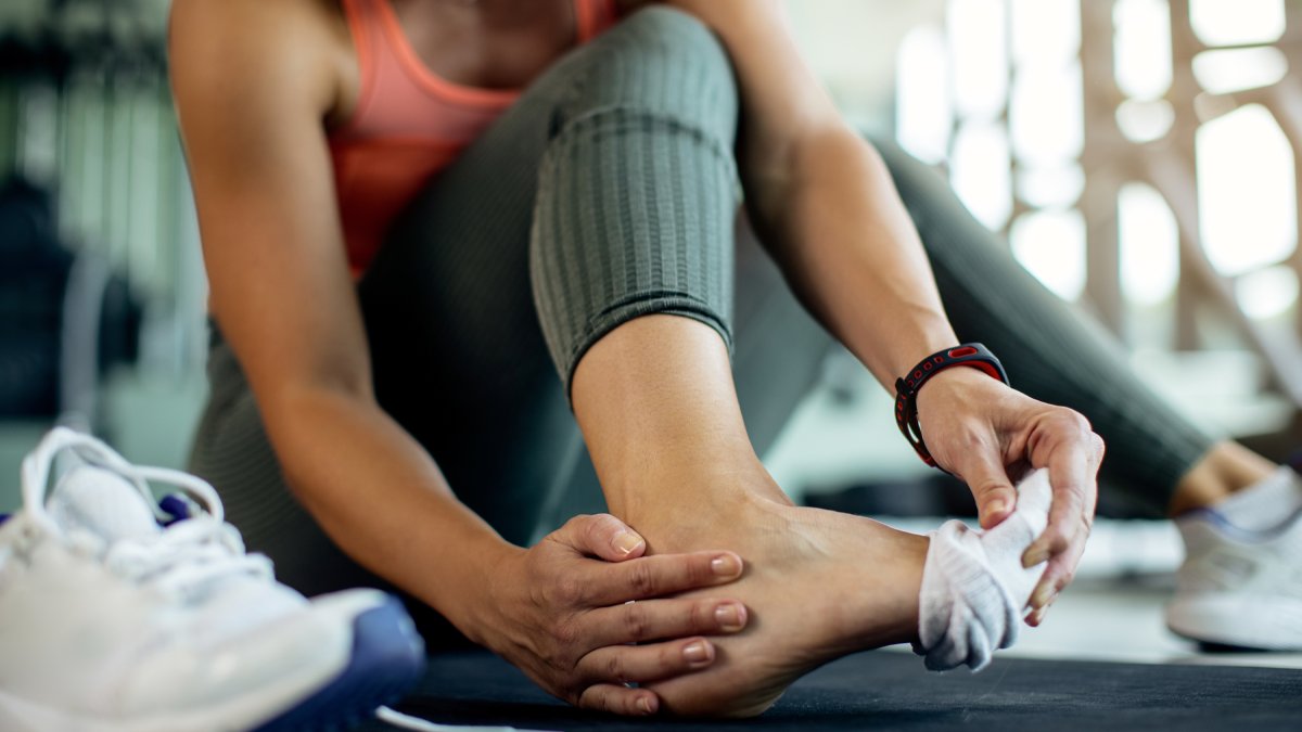 Quando os músculos dos pés e das pernas estão enfraquecidos ou fora de equilíbrio, o impacto pode se espalhar para outras regiões do corpo (Fotos: Freepik)