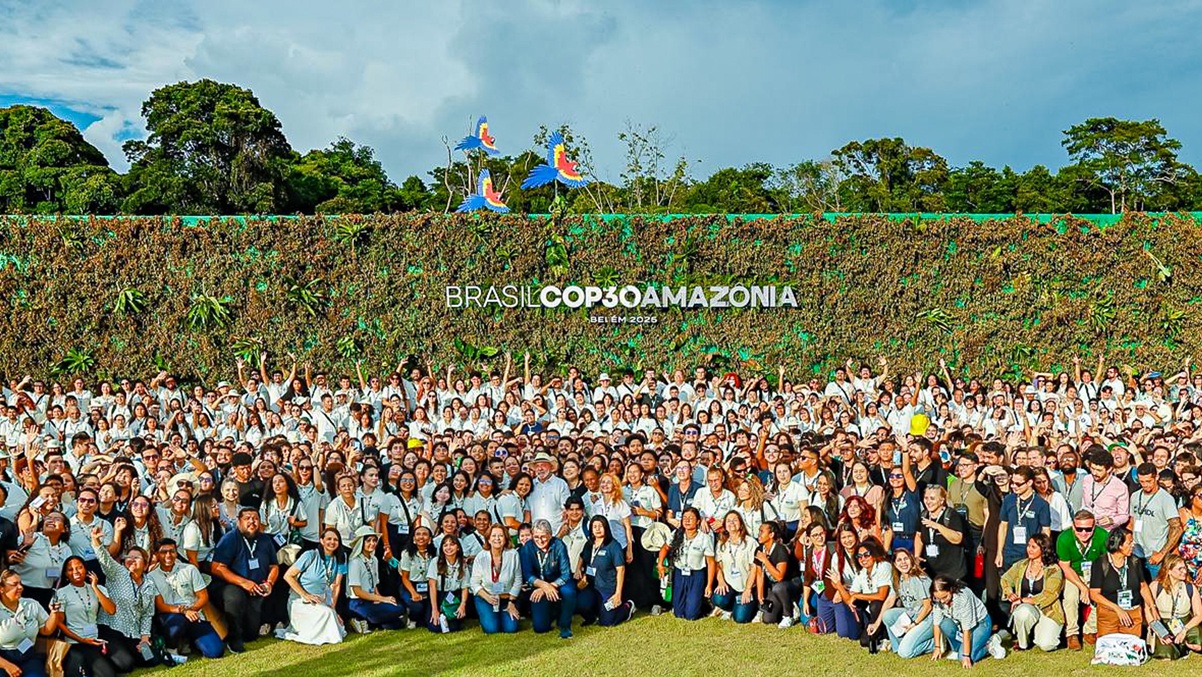 Presidente brasileiro posa ao lado de voluntários da COP30, em Belém/Ricardo Stuckert/PR