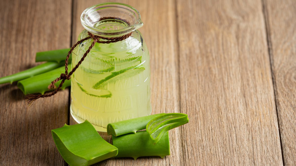 Rica em vitaminas e enzimas, ela estimula o colágeno e reduz rugas, manchas e irritações quando usada corretamente