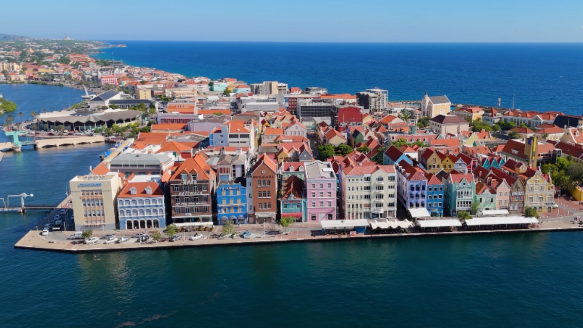 País autônomo desde 2010 e integrante de parte do Reino dos Países Baixos, Curaçao fica no mar do Caribe, ao sul das Antilhas Holandesas e a cerca de 65 km da costa da Venezuela, na América do Sul - (Reprodução/YouTube)