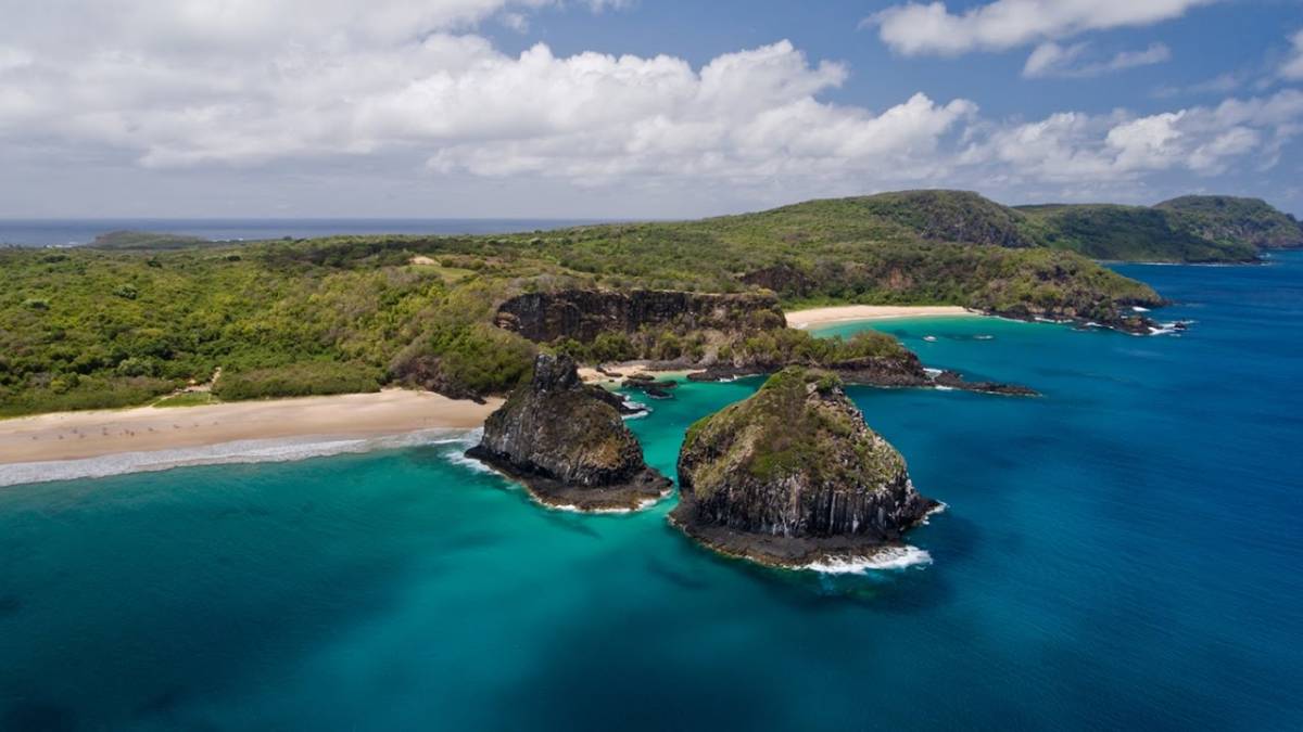 Fernando de Noronha (PE) Fernando de Noronha foi o primeiro destino brasileiro a cobrar taxas de visitantes. Na ilha, ela é conhecida como Taxa de Preservação Ambiental e é cobrada de todos os turistas desde 1989. O valor é calculado por dia de permanência e deve ser pago antes do embarque ou na chegada. Em 2025 a taxa é no valor de R$ 101,33 por dia/por pessoa.