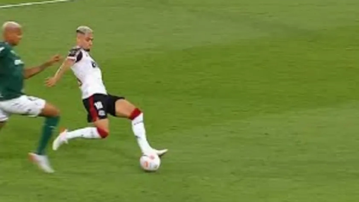 Em 2021, após escorregão do flamenguista Andreas Pereira (hoje no Palmeiras), Deyverson fez o gol do tricampeonato do Verdão - (Reprodução)