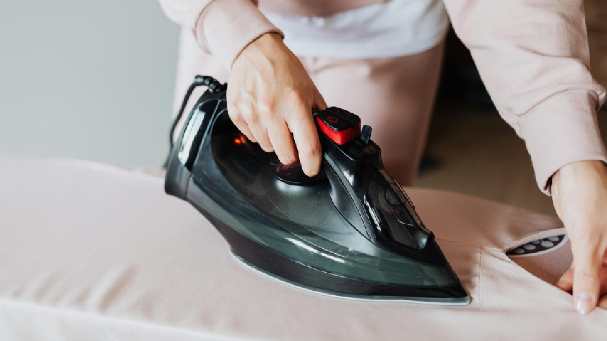 O ferro distribui o amaciante para deixar as roupas extra macias. Imagem: Pexels
