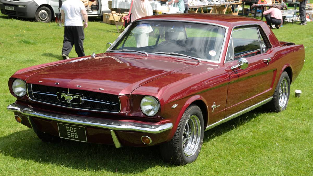 Ford Mustang: o símbolo da liberdade O lançamento do Ford Mustang, em 1964, marcou uma revolução. Ele inaugurou a categoria dos "pony cars" e realizou o sonho de milhões ao combinar estilo, potência e preço acessível. Tornou-se um ícone da juventude dos anos 1960 e símbolo de liberdade sobre quatro rodas. Mesmo com as mudanças de design, o espírito ousado do Mustang permanece vivo.