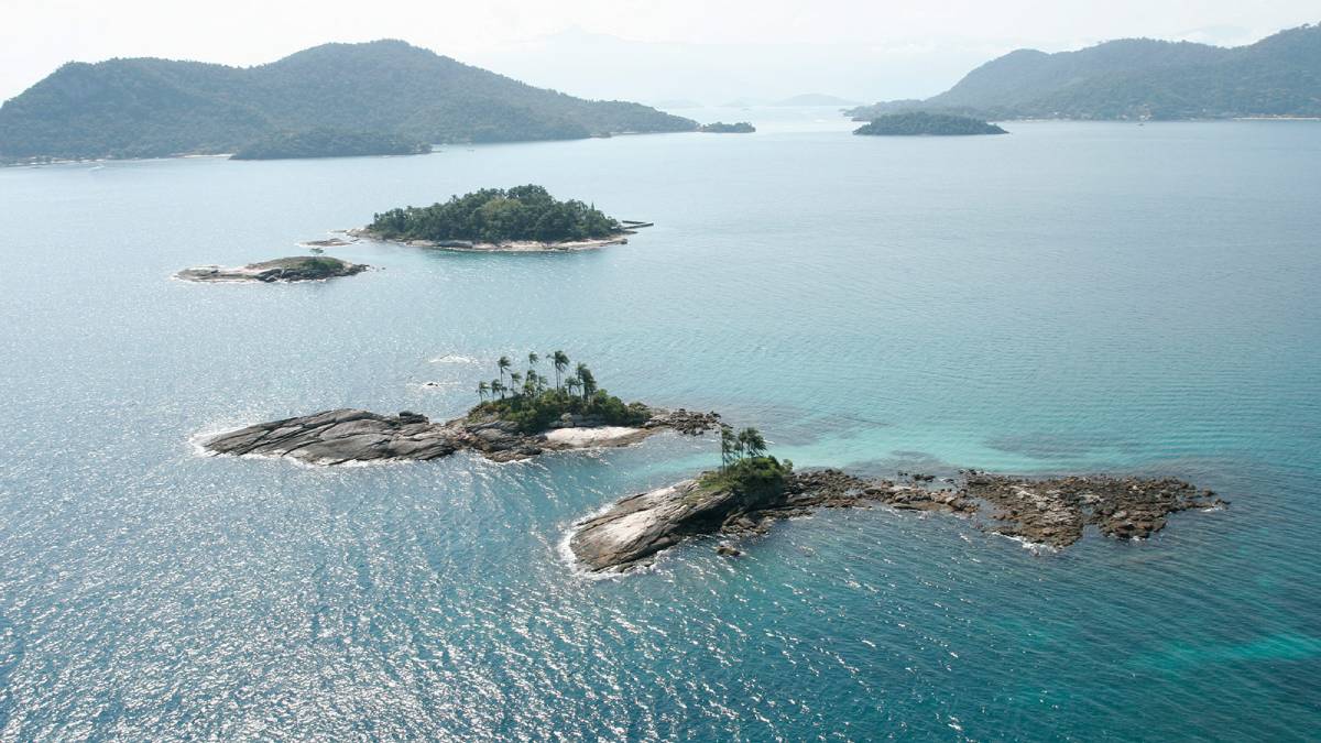 O acesso às Ilhas Botinas pode ser feito apenas por embarcação, incluindo lanchas e escunas que fazem parte dos tradicionais roteiros turísticos como 'Ilhas Paradisíacas' e 'Ilhas de Angra' - (Marco Terranova/PMAR)