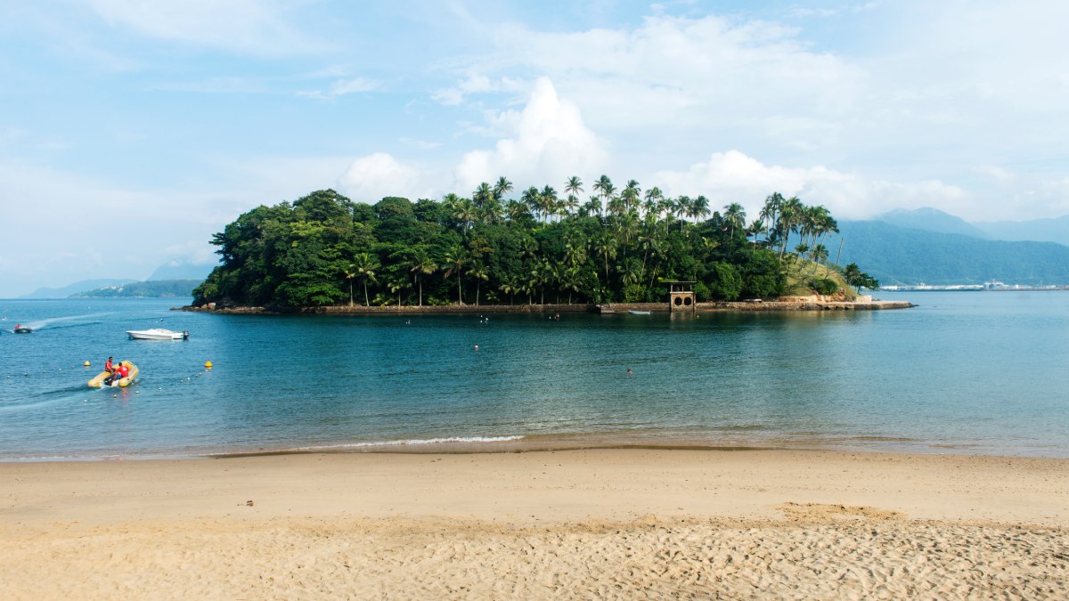 Ao sul de Ilhabela, a Ilha das Cabras é um dos pontos de mergulho mais famosos do estado. O destaque é o Santuário Ecológico Submarino, onde é possível avistar tartarugas, estrelas-do-mar, cavalos-marinhos e muitos cardumes. Foto: Wikimedia Commons
