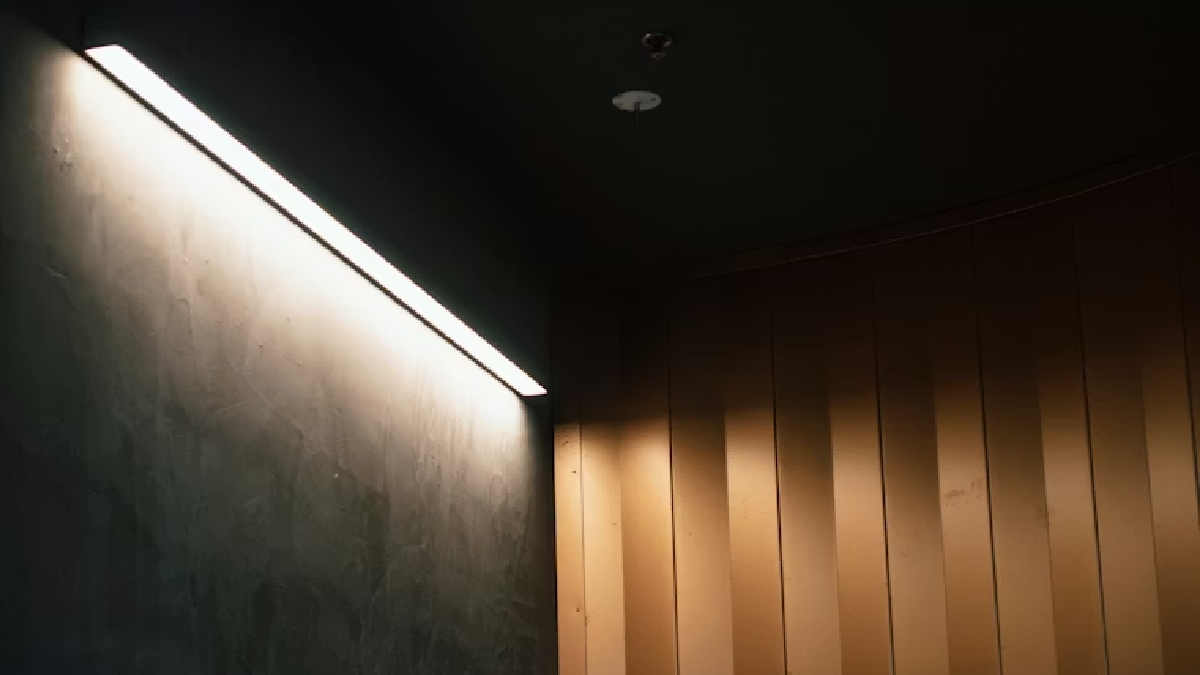 A solução encontrada foi a da iluminação de parede, que mantém a luz presente, sem precisar ocupar mesas ou bancadas. Além disso, ainda se torna uma solução esteticamente mais elegante, até com a opção de luzes de led que mudam de cor - (Meritt Thomas/Unsplash)