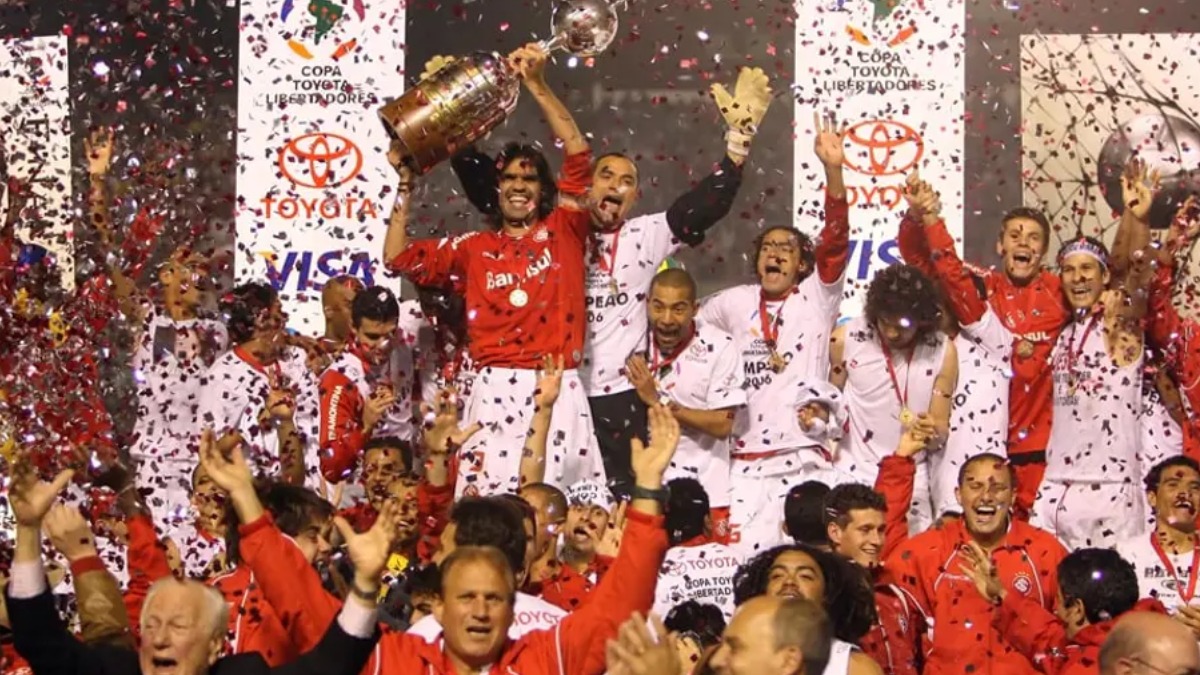 Na final de 2006, a taça ficou com o Internacional, que venceu o São Paulo por 2 a 1, no Morumbi. Na volta, empatou no Beira-Rio, por 2 a 2, e garantiu a taça- (Divulgação/Internacional)