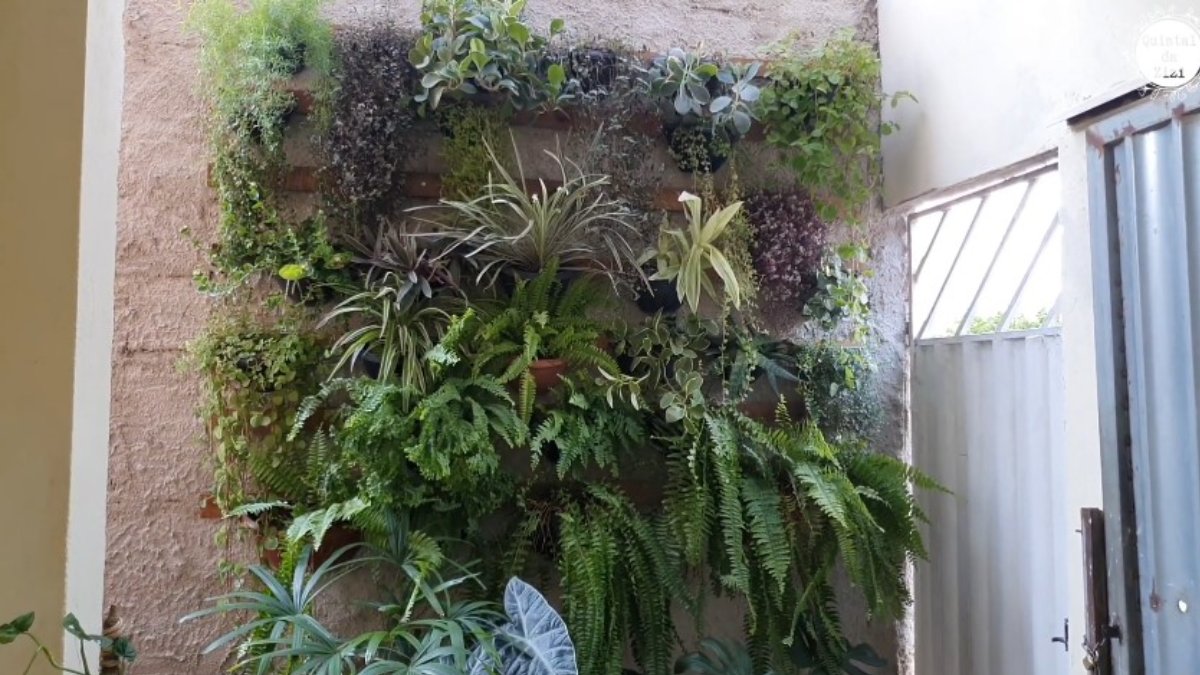 Os jardins verticais funcionam bem em ambientes internos e externos, e podem ser usados de maneiras variadas