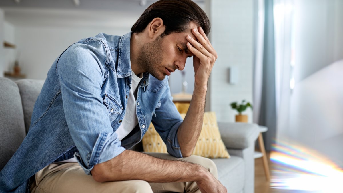 A emoção de "cringe" está ligada ao medo de julgamento social e à consciência de ter falhado diante de expectativas, próprias ou alheias