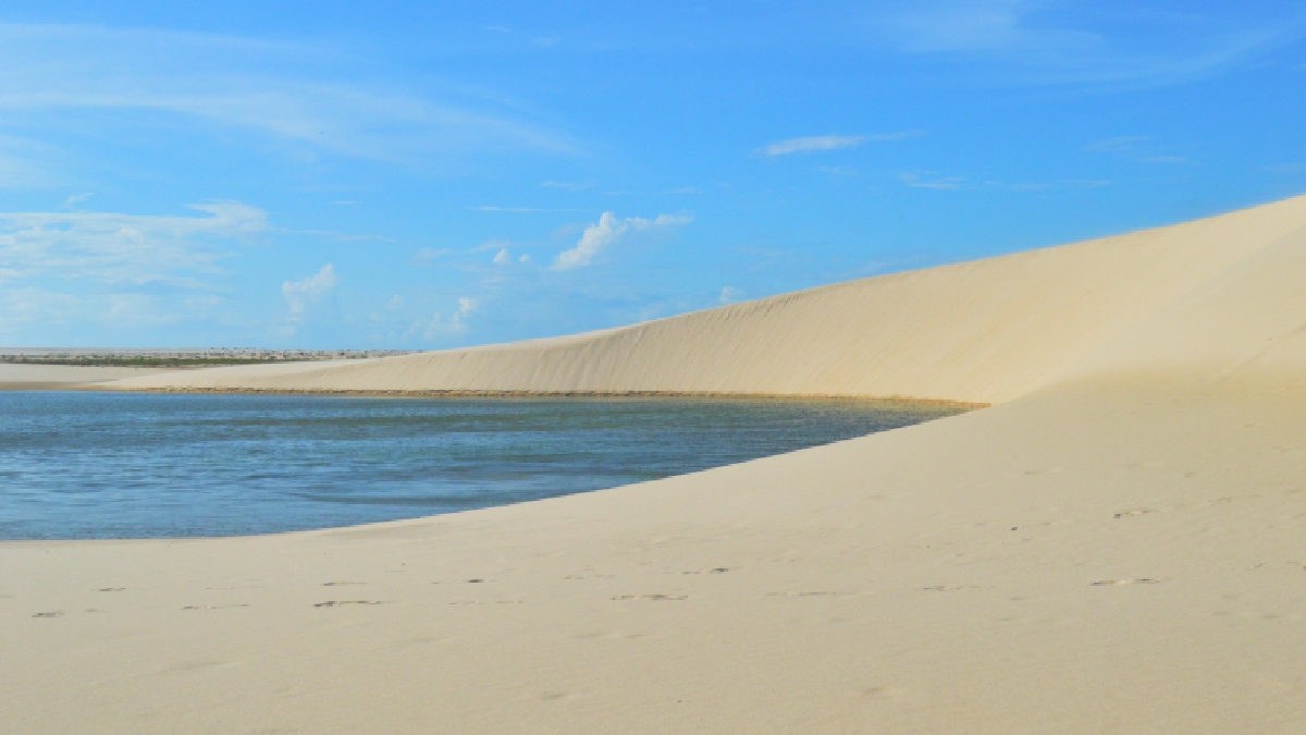 A areia dos Piauienses é mais escura. Imagem: Mayra Pavanello Munerato/Wikimedia Commons