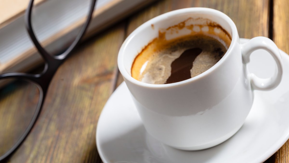 Mesmo assim, o estudo não conclui que o café faz mal e também não encontrou diferença na qualidade do sono entre os períodos com cafeína e com placebo (Fotos: Freepik)