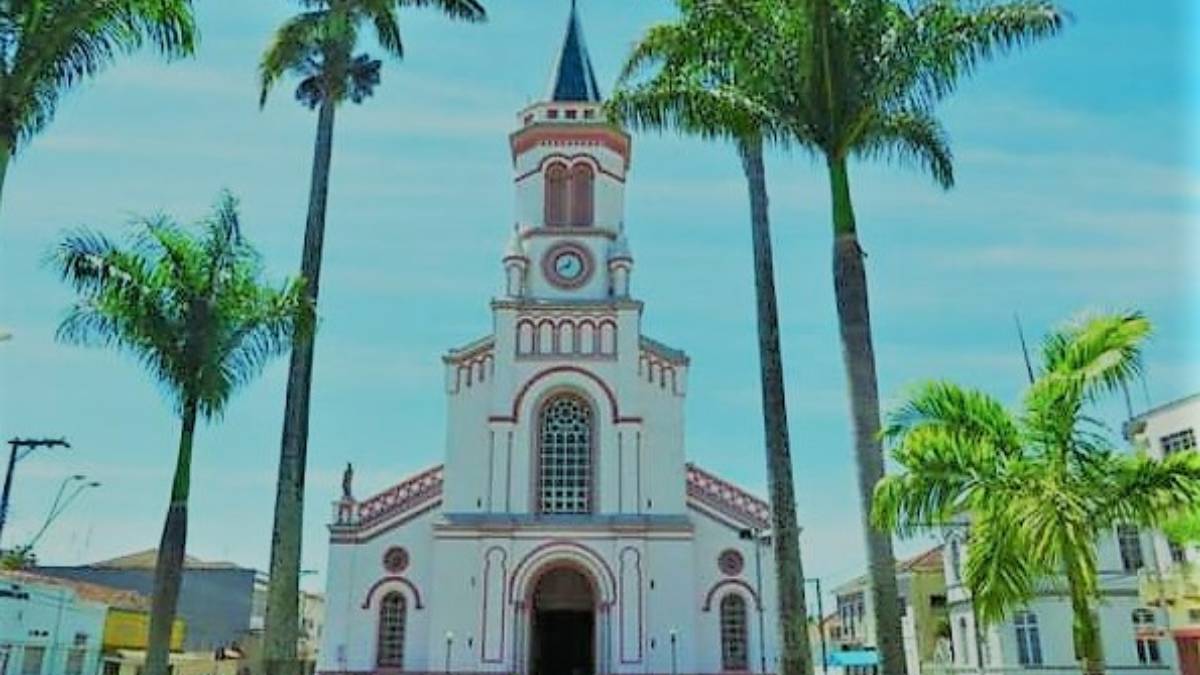 Com localização estratégica na Via Dutra, Lorena tem uma história que remonta ao século XVII, quando era ponto de apoio dos bandeirantes rumo às minas de ouro. Posteriormente, destacou-se com o café e ganhou o apelido de "terra das palmeiras imperiais", graças às árvores que adornavam suas ruas. Hoje, a cidade alia tradição e desenvolvimento. Com cerca de 88 mil habitantes, tem economia baseada na indústria e na educação, abrigando instituições como a USP e o Instituto Federal de São Paulo. O nome da cidade é uma homenagem a Bernardo José de Lorena, ex-governador da capitania de São Paulo, responsável por elevar a antiga freguesia à condição de vila.