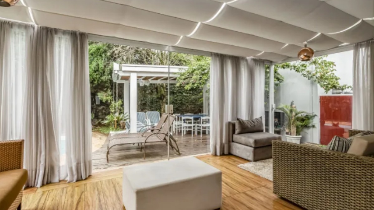 Terreno de 615 m² tem uma casa principal, uma área gourmet, uma piscina e uma suíte na área de serviços.