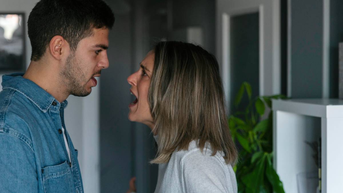Não faça ameaças vazias "Cansei de você" Usar o término como arma em discussões causa dano emocional profundo. Em relacionamentos confiantes, o término não é ameaça é algo sério que não se usa levianamente. Como substituir: "Vamos dar um jeito nisso," ou "Não vou a lugar nenhum. Pode contar comigo."