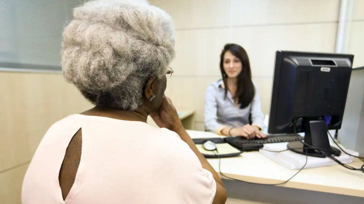 Continuar trabalhando pode elevar o valor da aposentadoria, mas também exige avaliar saúde, tempo e planejamento financeiro.