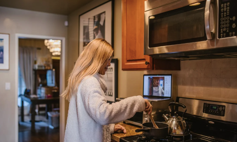 Versátil e moderno, o micro-ondas multifuncional promete substituir o forno tradicional com eficiência, rapidez e melhor aproveitamento do espaço doméstico. Foto: Pexels