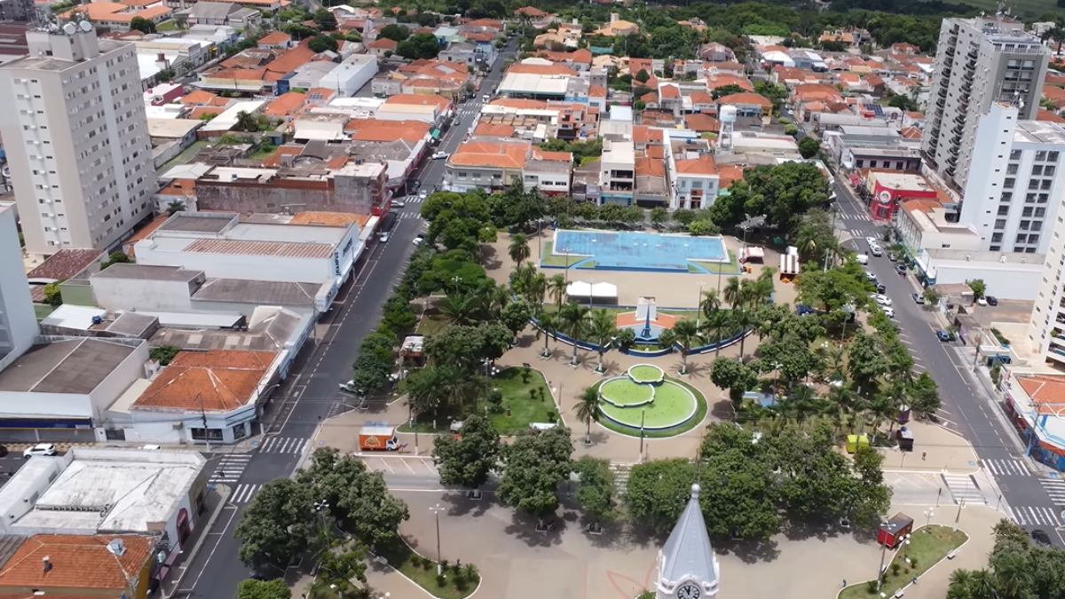 A cidade é reconhecida como um dos maiores polos moveleiros do Brasil, com dezenas de fábricas especializadas na produção de móveis residenciais e corporativos.