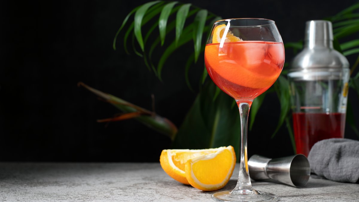 Ler o rótulo e preparar gelos em casa com sucos ou água de coco natural é a forma mais saudável de curtir o drink (Fotos: Freepik)
