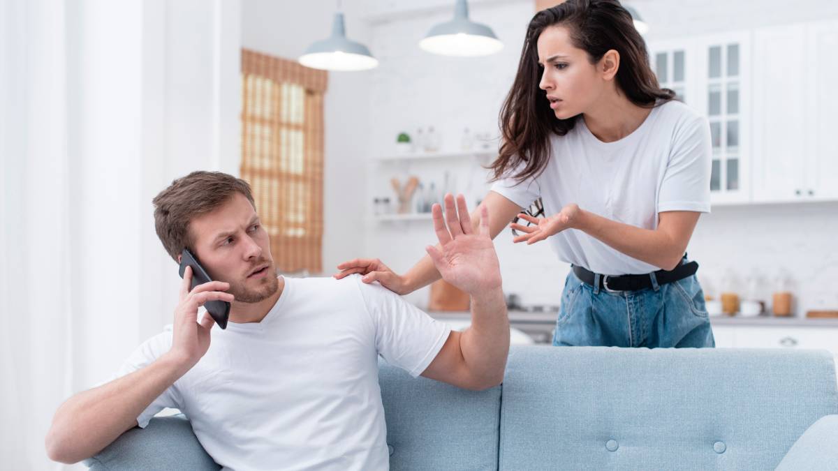 Respeite a privacidade do parceiro "Deixe-me ver seu telefone" Bisbilhotar o celular do outro demonstra falta de confiança e corrói o relacionamento. Em relacionamentos saudáveis, a privacidade é um direito. Se algo te incomoda, use a comunicação, não a investigação. Como substituir: "Estou sentindo que algo está errado. Há algo que você não está me contando?" ou "Notei que você recebeu mensagens de texto tarde da noite. Está tudo bem?"