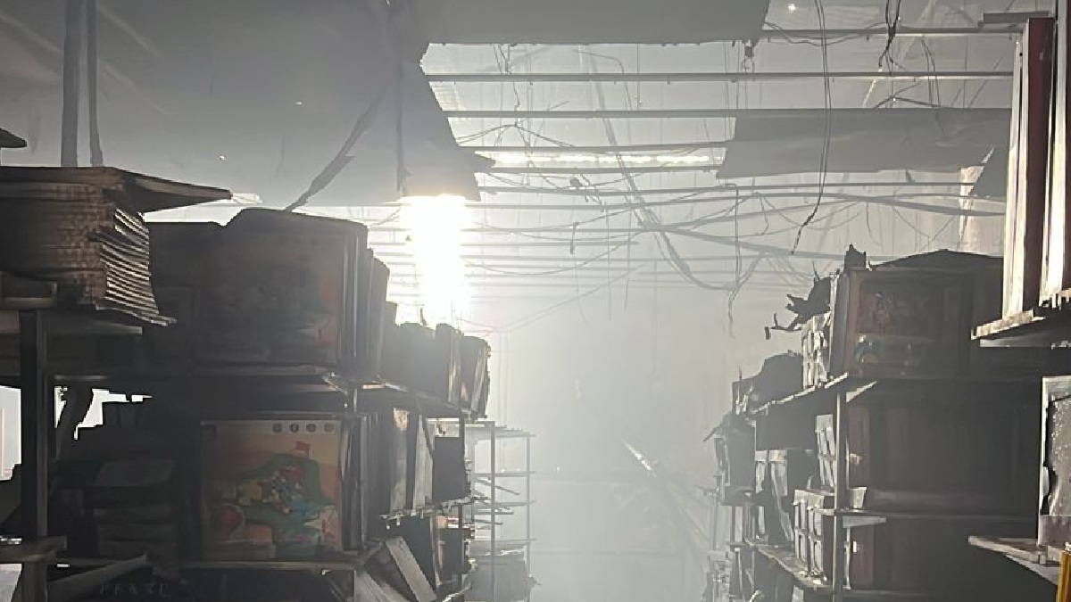 Bombeiros controlaram incêndio que começou em loja de brinquedos /Divulgação/Corpo de Bombeiros