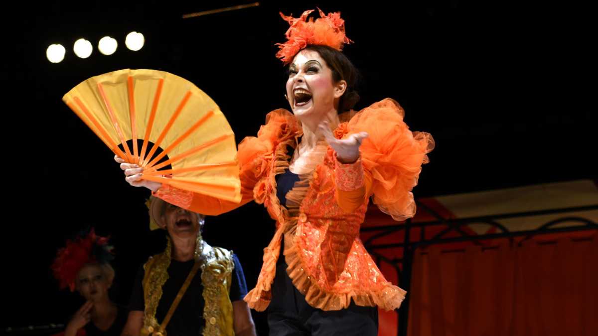 Devido ao grande sucesso, a adaptação contemporânea da comédia clássica 'Os Mambembes' teve sua temporada no Teatro Tuca, em São Paulo, prorrogada até o dia 30 de novembro.