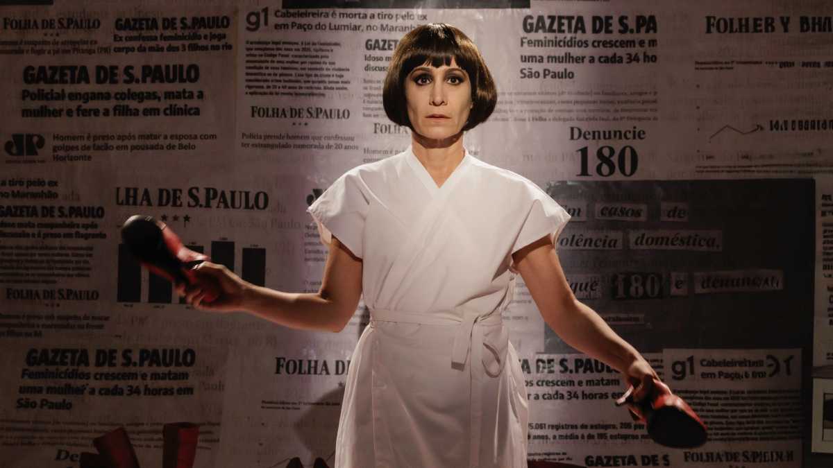 Para Joana Dória, a dramaturgia leva em conta histórias e dados reais, mas propõe uma construção ficcional que busca a conexão com o público e introduz o tema aos poucos. Fotos: João Caldas