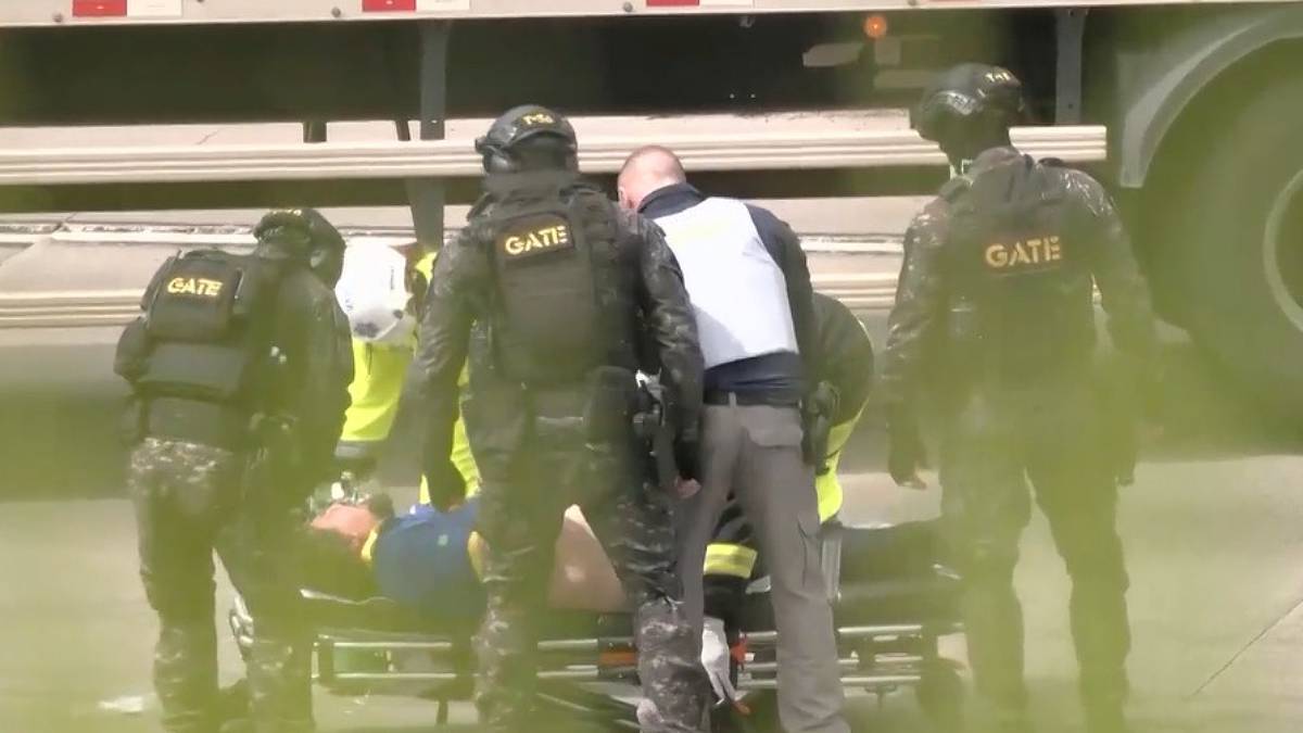 Vítima foi levada por dois agentes do Gate até a chegada da maca / Reprodução/TV Band