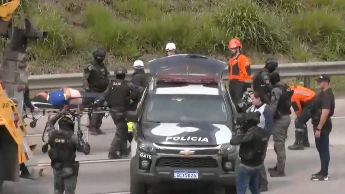 Policiais do Grupo de Ações Táticas Especiais (Gate) fizeram o resgate com o apoio do Corpo de Bombeiros / Reprodução/TV Band