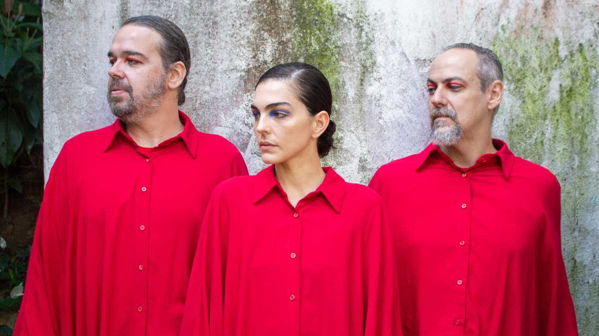 Idealizado, roteirizado e dirigido por Rodrigo Penna, com consultoria de Adriana Falcão, o espetáculo é livremente inspirado na vida e na obra do poeta, escritor e jornalista Paulo Mendes Campos. Fotos: Larissa Vieira