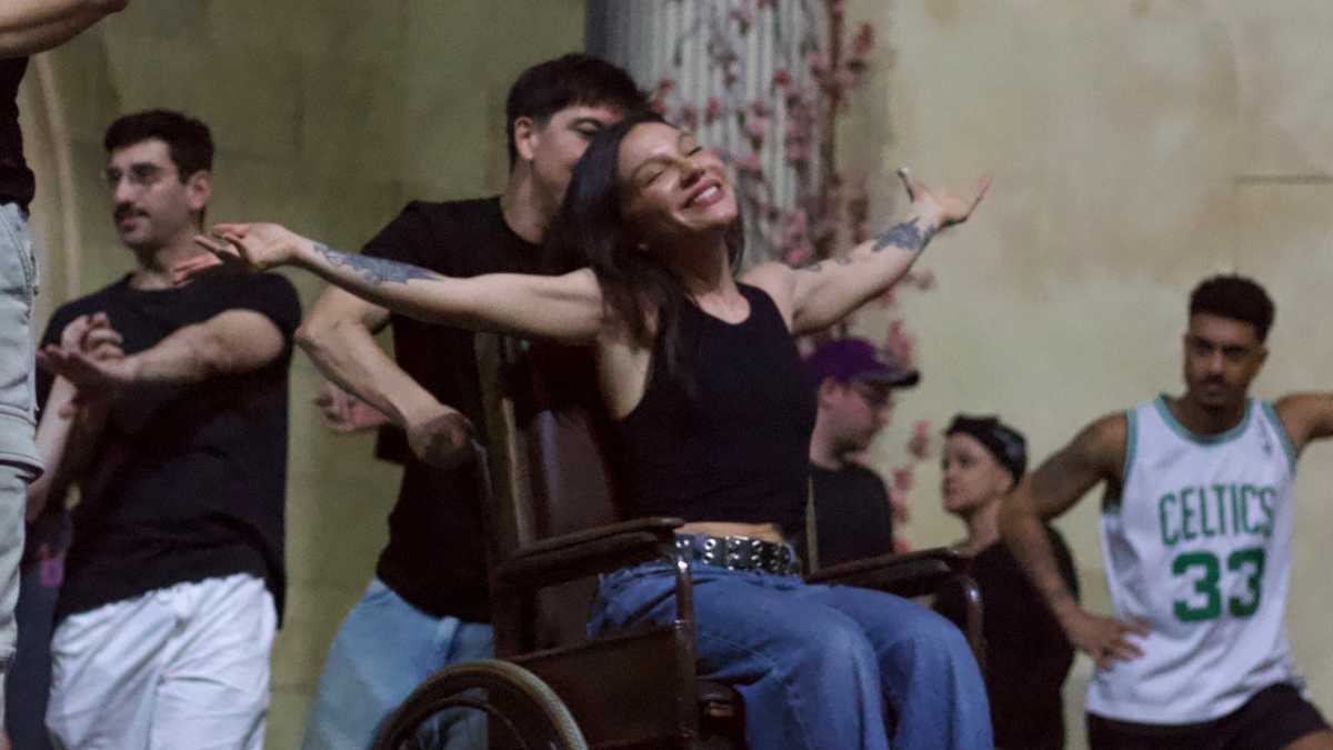 Nas sessões especiais do musical, Priscilla interpretará Nessarose, irmã da protagonista Elphaba, papel vivido regularmente pela atriz Luísa Bresser, responsável por acompanhar sua preparação.