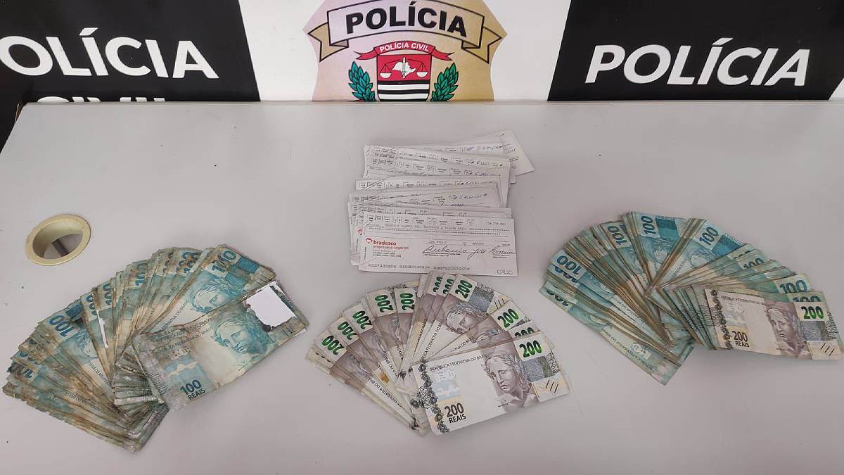 Policiais também apreenderam R$ 59.130 em dinheiro, R$ 423.875 em cheques | Divulgação/SSP