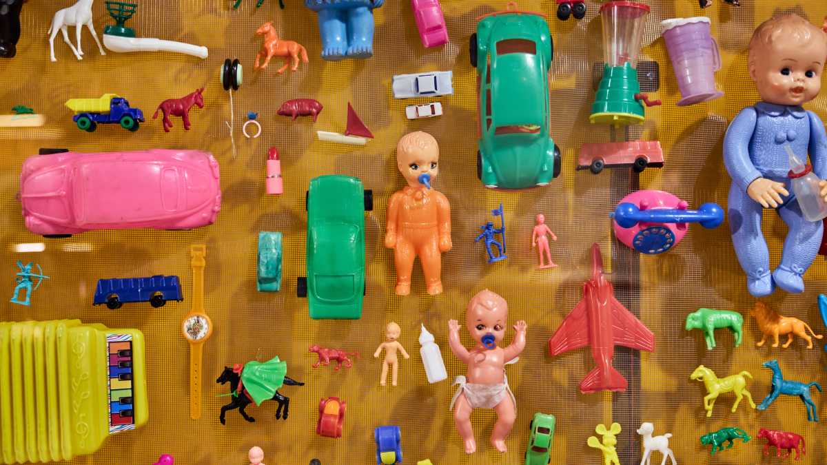 Ao revisitar brinquedos que atravessaram décadas e afetos, a exposição convida visitantes de todas as idades a reconhecer o brincar como prática cultural e memória coletiva.