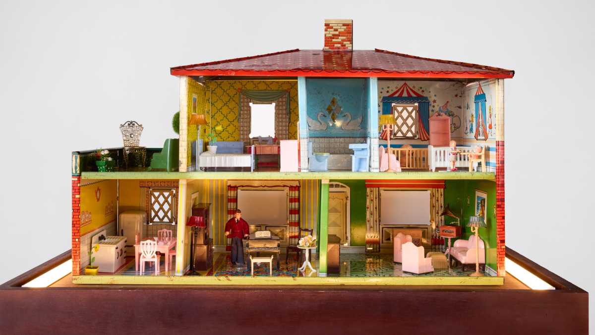 Ambientações com mobiliário e objetos de época recriam cenários familiares e urbanos, potencializando o mergulho no passado.