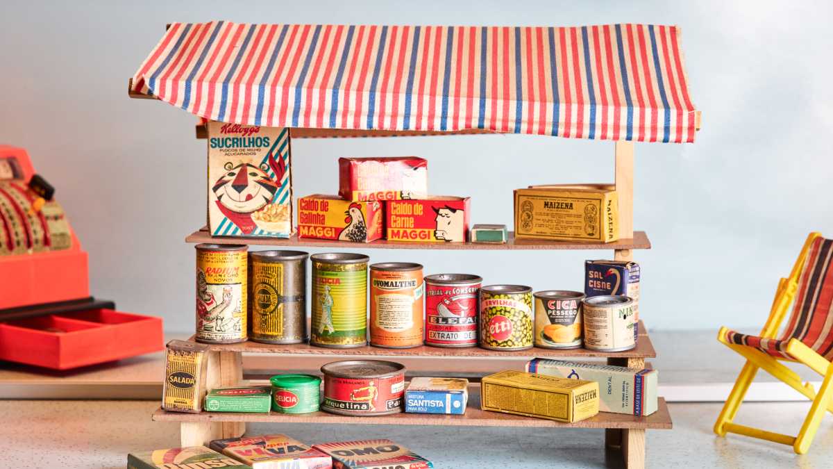 São bonecas, jogos, carrinhos, figurinhas, autoramas, robôs e outros itens que marcaram gerações; a mostra ocupa a galeria do 22º andar do edifício ícone do Centro Histórico e fica em cartaz até 1º de março de 2026.