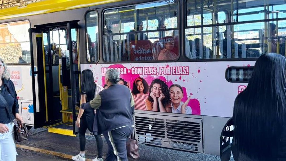 Dois veículos têm layout interno com sinalização temática na cor rosa. Fotos: Divulgação/Urbes/Semul