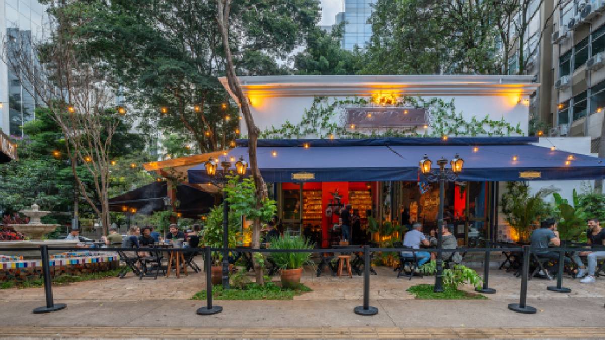 Com atmosfera que remete a uma praça arborizada, o Boa Praça reúne mesas ao ar livre, música ao vivo diária e um cardápio variado. Foto: Marcelo Bruzzi