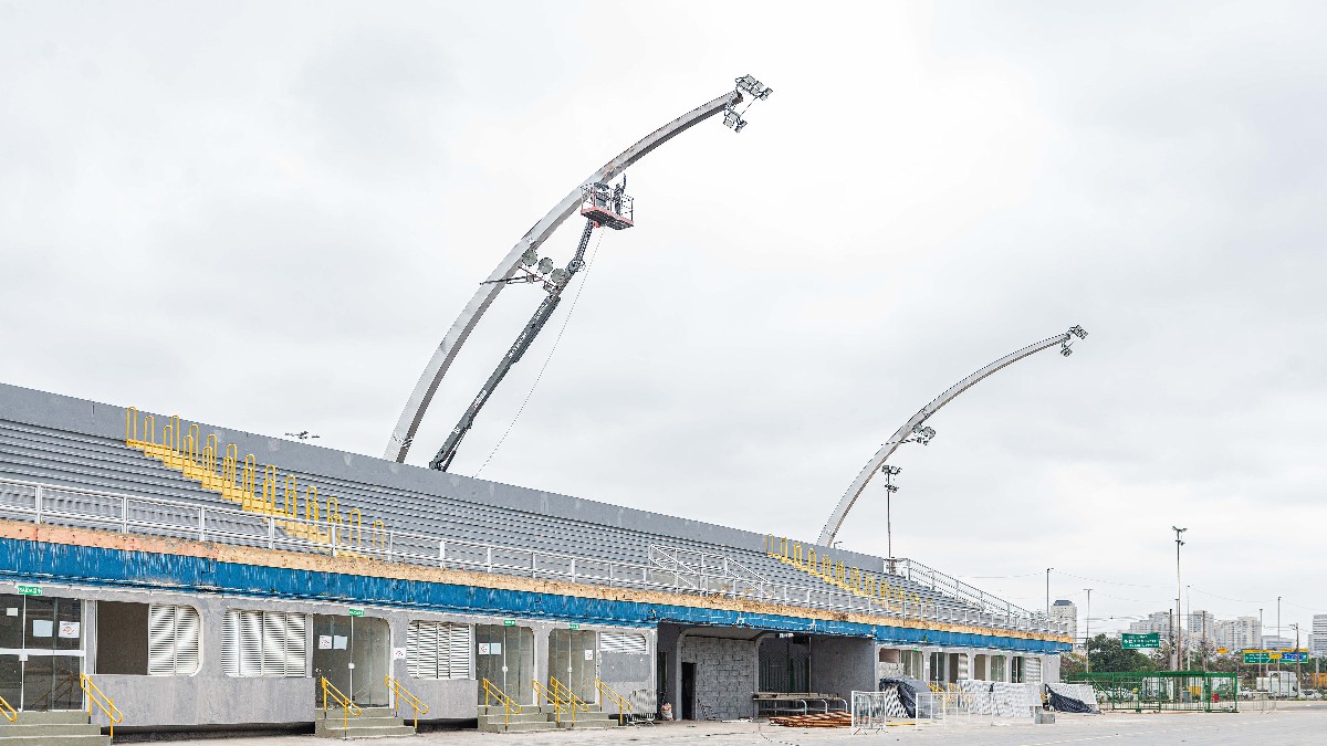 Os arcos tradicionais que coroam a pista central estão passando por revitalização completa.