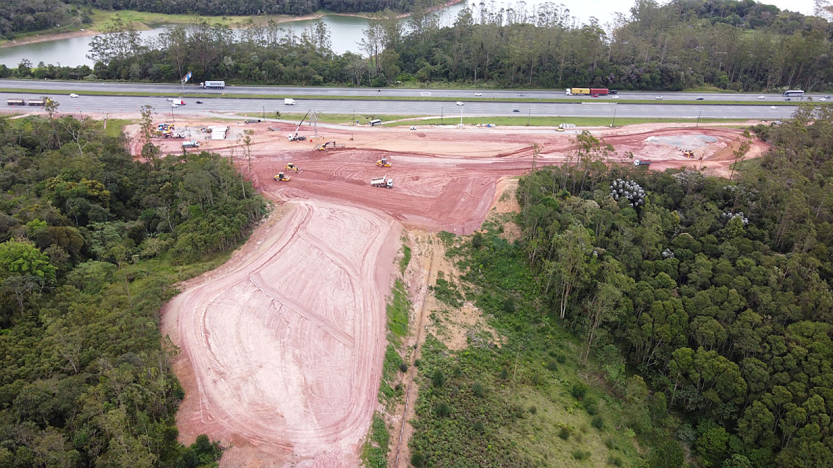 Obra chama a atenção de quem passa pela rodovia, mas ainda está em fase inicial. Fotos: Yuri Villaça/Gazeta de São Paulo
