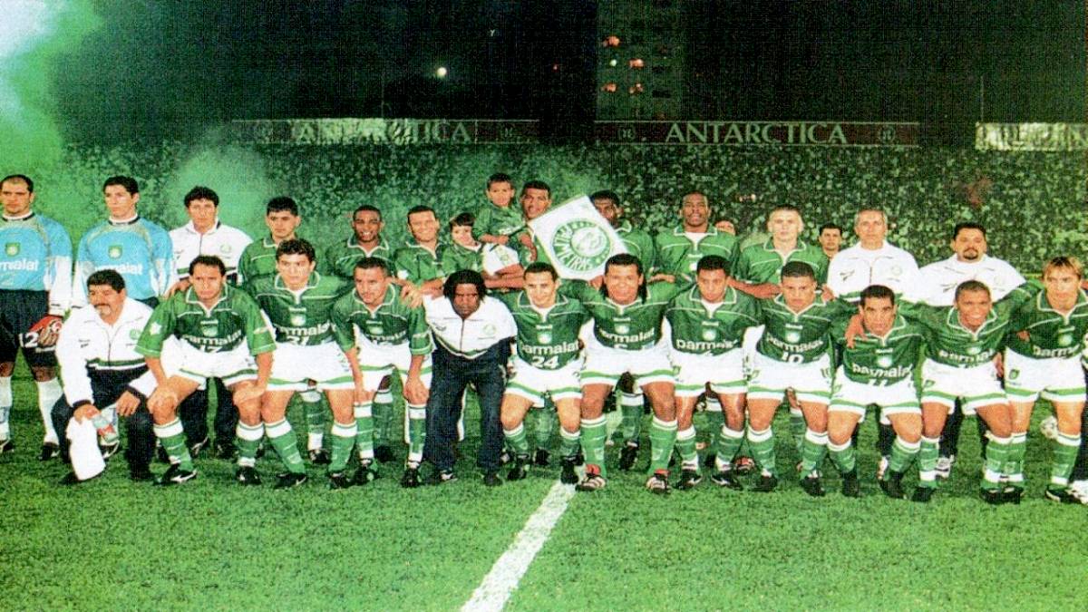 A primeira conquista do Alviverde ocorreu em 1999, ao vencer a final contra o Deportivo Cali, da Colômbia. Nos pênaltis, após derrota por 1 a 0, em Cali-Colômbia, e vitória por 2 a 1 no antigo Palestra Itália, sagrou-se campeão pela primeira vez na história - (Reprodução/YouTube)