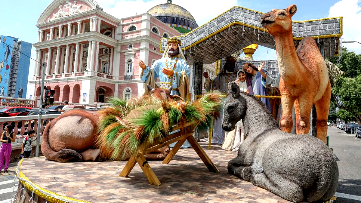 Papai Noel encerrará o desfile em um carro antigo e seguirá para sua vila natalina dentro do shopping, onde atenderá o público até 24 de dezembro. Foto: Clovis Miranda/Semcom