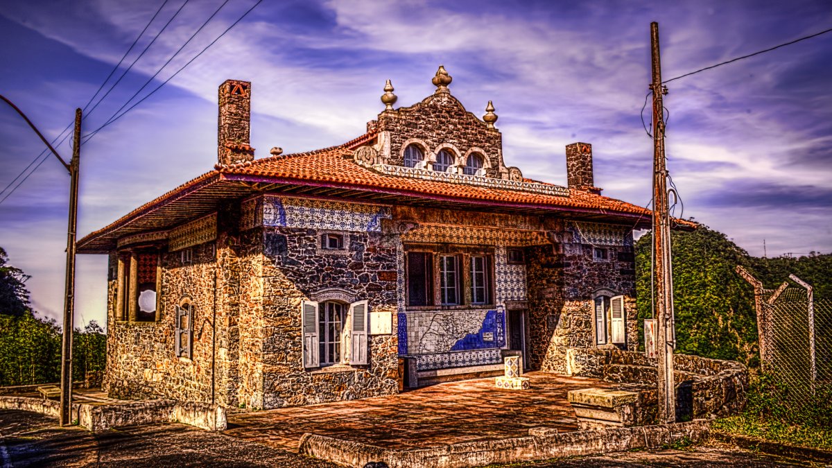 Partindo de Santo André, a Vila de Paranapiacaba é uma das opções mais conhecidas para um bate-volta a partir da capital. Com clima fresco por causa da altitude, trilhas envoltas em neblina, museus ferroviários e casinhas históricas, o destino combina natureza e memória. Por estar em área de serra, o acesso exige atenção, especialmente para quem depende de transporte público. Para saber mais sobre o trem turístico para Paranapiacaba, veja como funciona a visita ao trem da vila. Foto: Wikimedia Commons 