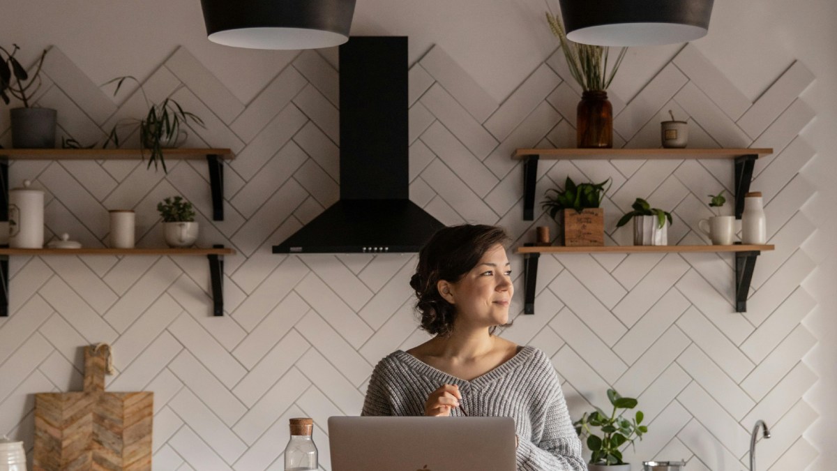 Prateleiras abertas estão substituindo armários fechados na cozinha. Elas entregam praticidade, amplitude visual e um investimento mais baixo.