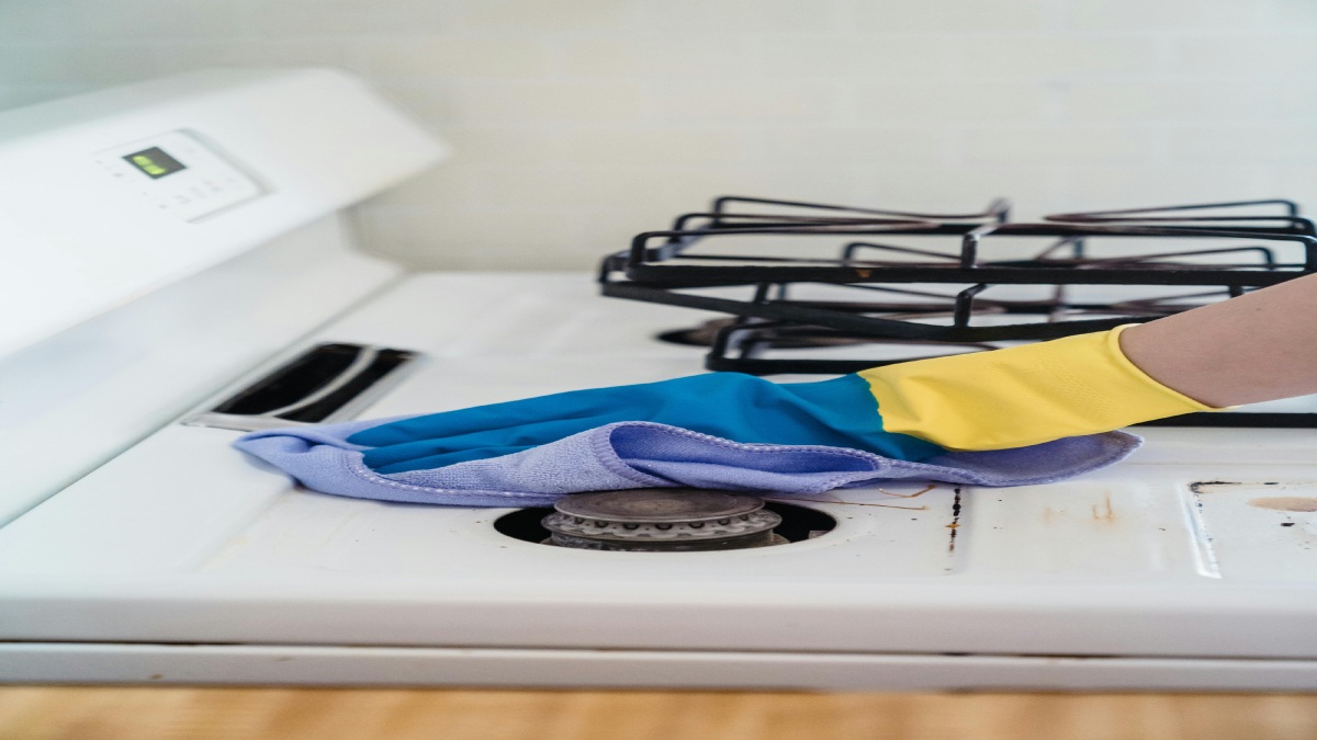Para facilitar sua rotina, reunimos os métodos mais eficientes, desde receitas caseiras até técnicas para inox, vidro, trempes e forno (Foto: Pexels)