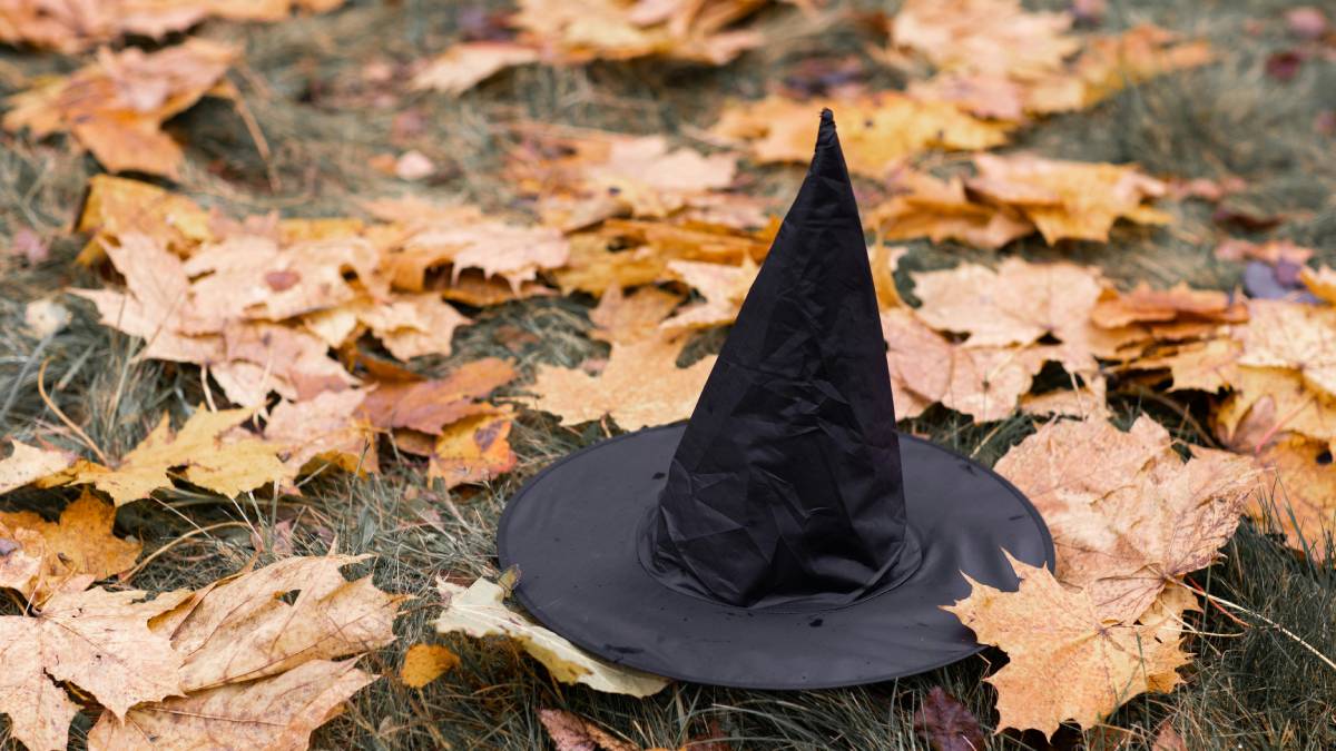 O chapéu pontudo não é invenção moderna. Na Idade do Bronze, cocares altos e dourados decorados com símbolos astronômicos foram usados por sacerdotes, indicando poder divino.