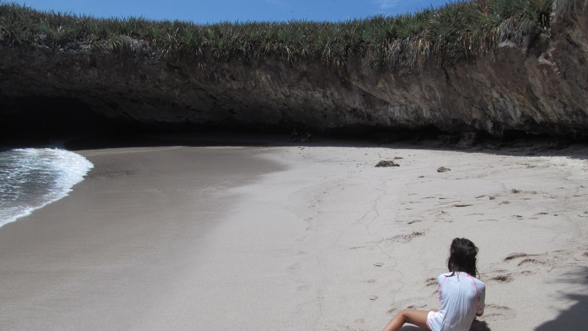 Um dos motivos que tornam a Hidden Beach tão especial é o fato de que ela não pode ser alcançada por trilhas ou caminhos comuns. Fotos: Wikimedia Commons