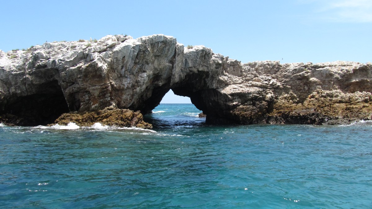 Ao longo dos anos, a própria natureza teria moldado o buraco até o transformar em uma lagoa calma e cristalina cenário que hoje atrai turistas do mundo todo.