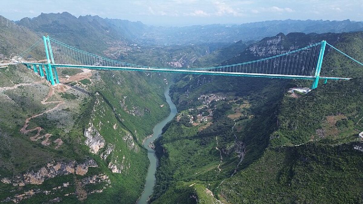 São 625 metros de altura do rio até a ponte. Imagem: Glabb/Wikimedia Commons