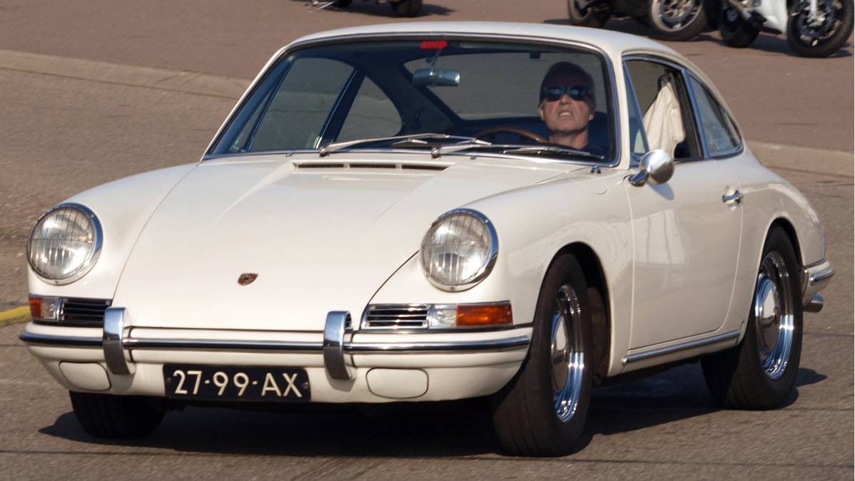 Porsche 911: a evolução de um clássico Desde 1963, o Porsche 911 mantém sua inconfundível silhueta e o motor traseiro que definem sua identidade. A cada geração, a marca alemã equilibra inovação e tradição, aprimorando desempenho sem abandonar a essência do modelo original. O 911 é prova de que evolução e fidelidade à história podem andar juntas.